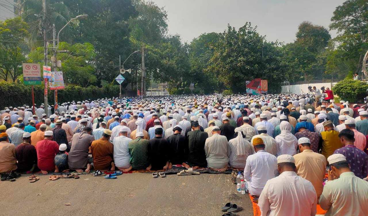 বড় জমায়েত নিয়ে কাকরাইলে জুমা আদায় করলেন সাদপন্থিরা