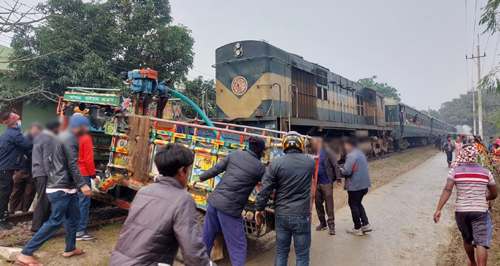 কুমিল্লায় ট্রেনের ধাক্কায় অটোরিকশার ৫ যাত্রী নিহত