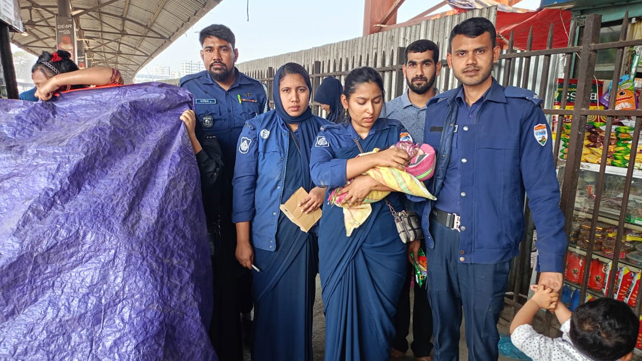 ট্রেনে যাত্রীর প্রসব বেদনা, পুলিশের সহায়তায় নবজাতকের জন্ম