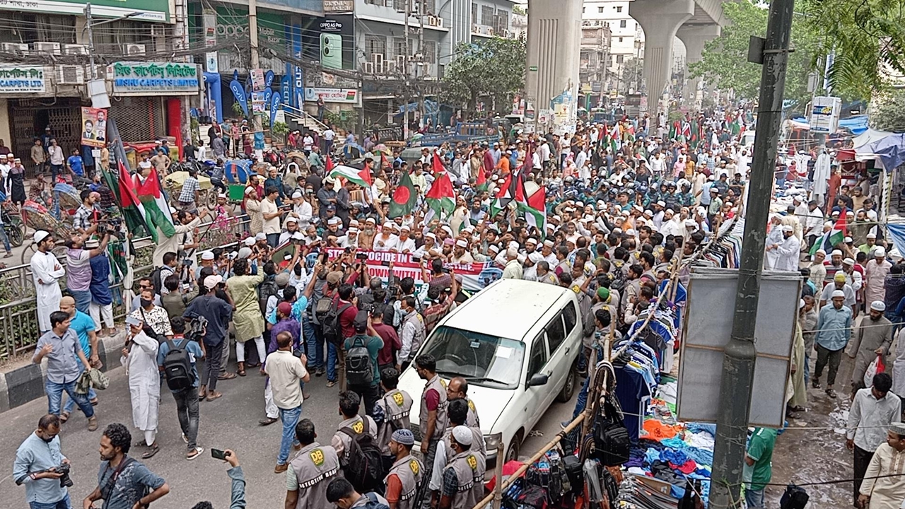 সালাম ফিরিয়েই নারায়ে তাকবির, ফিলিস্তিনে হামলার বিচার দাবিতে মিছিল