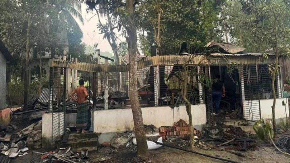 মানিকগঞ্জে চিত্রশিল্পীর বাড়িতে আগুন, গুরুত্ব দিয়ে তদন্ত করছে প্রশাসন