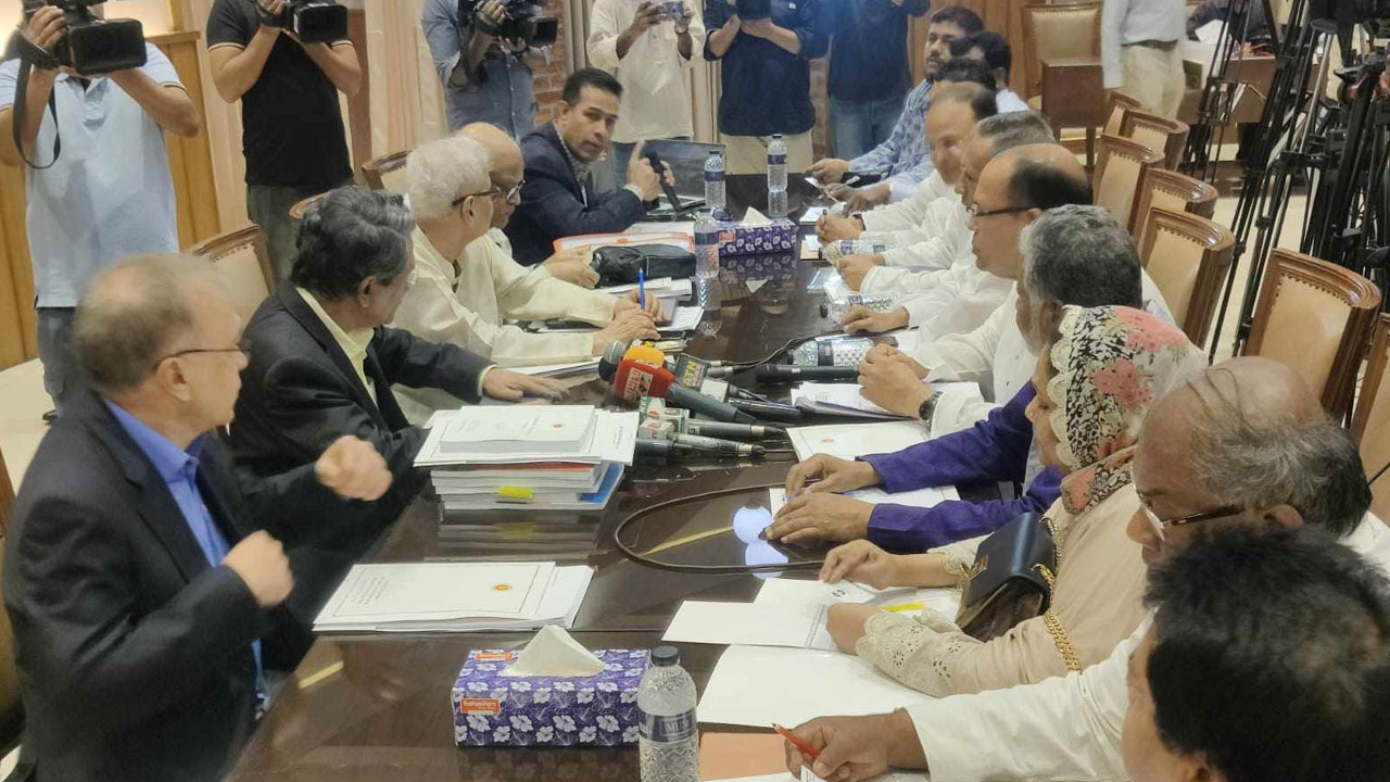 সরকার ও ঐকমত্য কমিশনের সুনির্দিষ্ট এজেন্ডা নেই : আলী রীয়াজ