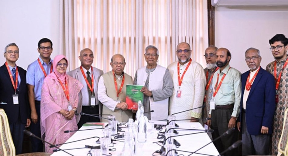 প্রধান উপদেষ্টার কাছে স্বাস্থ্য সংস্কার কমিশনের প্রতিবেদন হস্তান্তর