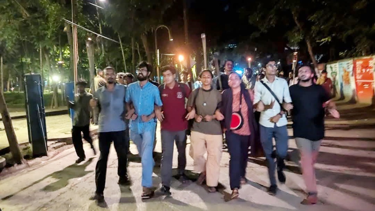 এবার ঢাবিতে মশাল মিছিলে উত্তেজনা, শিক্ষার্থীদের ‘ভুয়া ভুয়া’ দুয়োধ্বনি