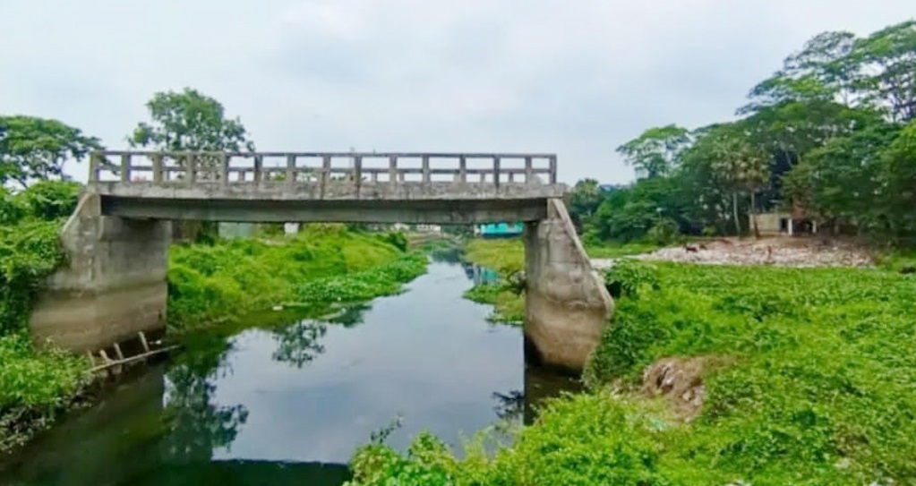 খালের ওপরে এতিম সেতু, কেউ জানে না কেন  