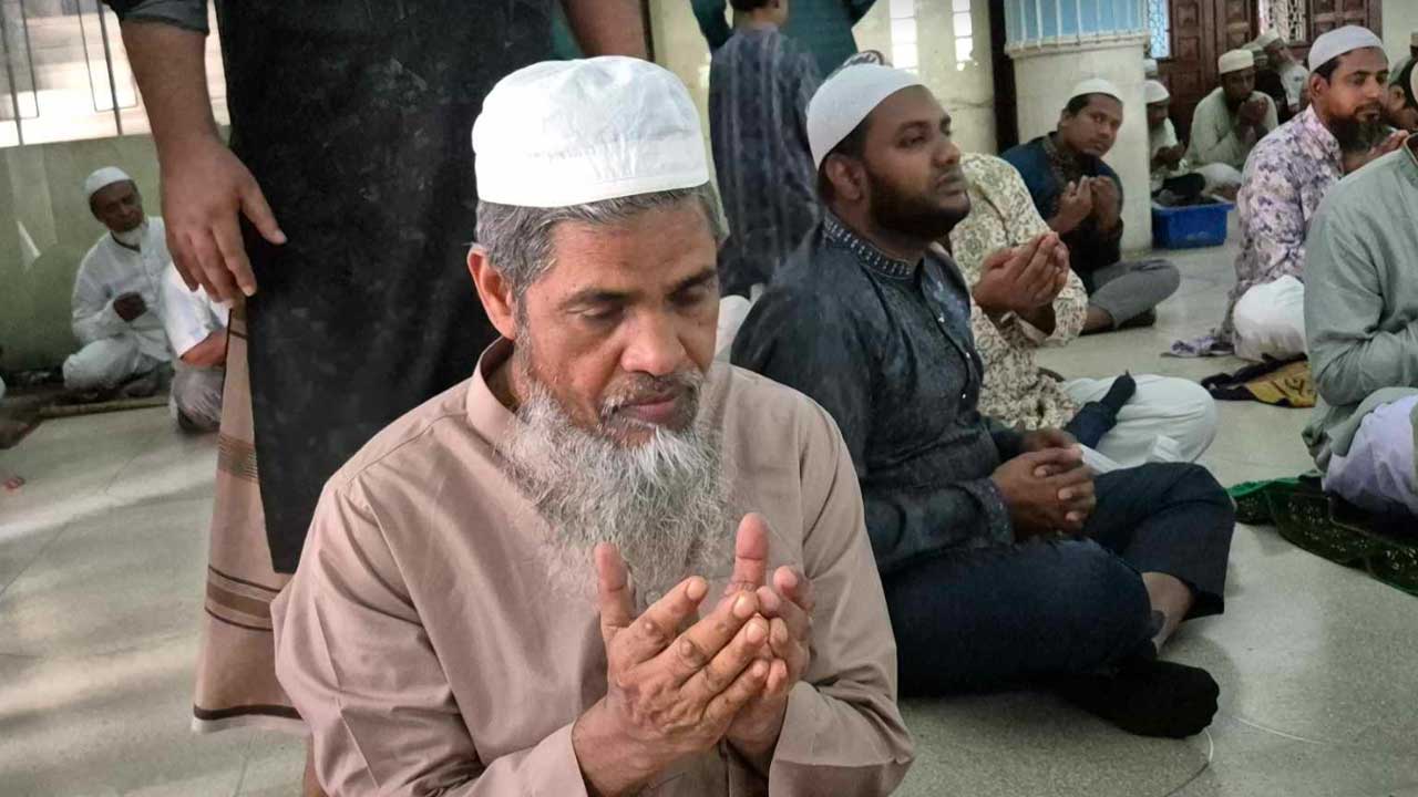 ঈদের প্রথম জামাত: মোনাজাতে দেশ ও জাতির কল্যাণ কামনা