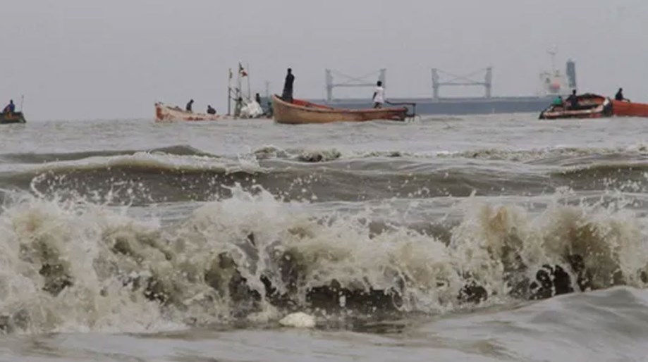 অতি ভারী বৃষ্টির আভাস, সমুদ্র বন্দরে সতর্ক সংকেত