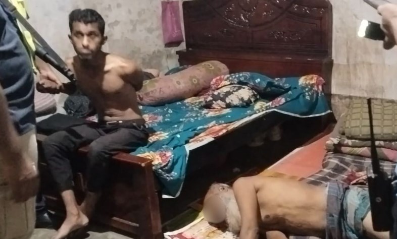 বাবাকে কুপিয়ে হত্যার পর পাশেই ঘুমিয়ে ছিল ছেলে