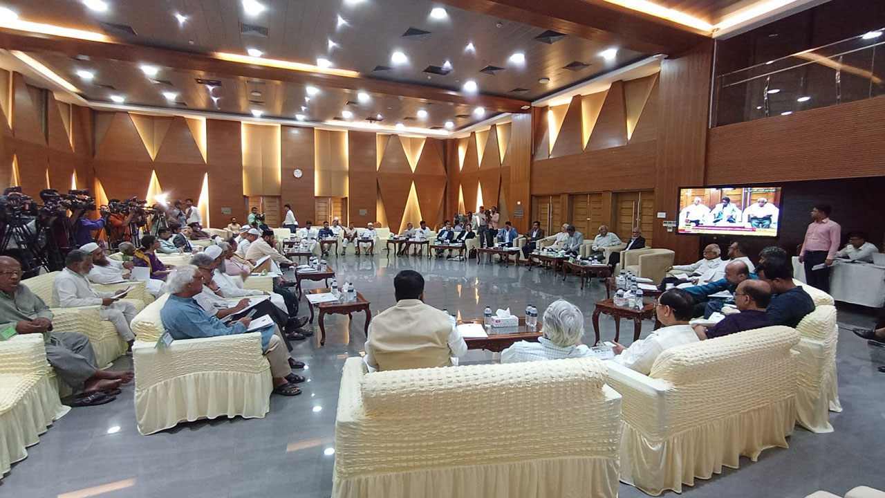 আশাব্যঞ্জক অগ্রগতির ক্ষেত্রে আমরা খানিকটা পিছিয়ে আছি : আলী রীয়াজ