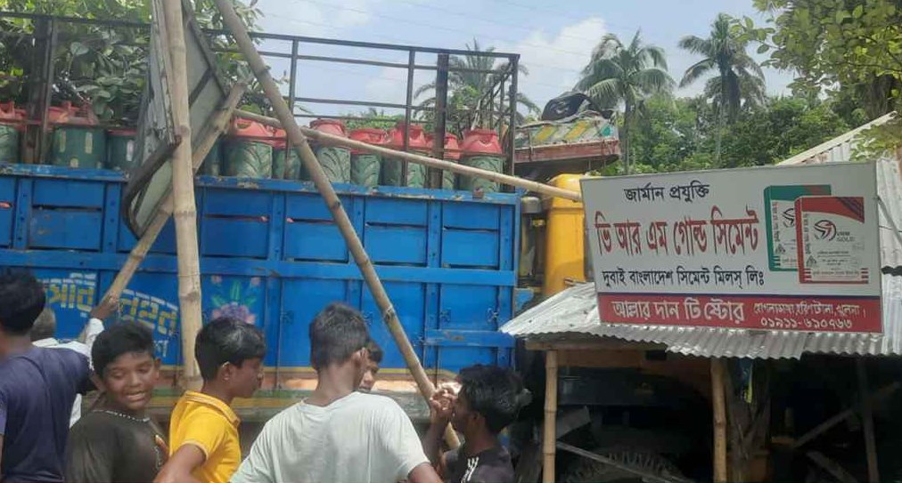 ইজিবাইককে ধাক্কা দিয়ে দোকানে ঢুকে গেল ট্রাক, নিহত ২