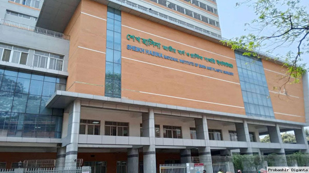 সূত্রাপুরে গ্যাস লিকেজ থেকে বিস্ফোরণ, স্বামী-স্ত্রী ও তিন সন্তান দগ্ধ