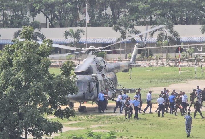 সেনাবাহিনীর ও নৌবাহিনীর হেলিকপ্টার দিয়ে উদ্ধার অভিযান চলছে