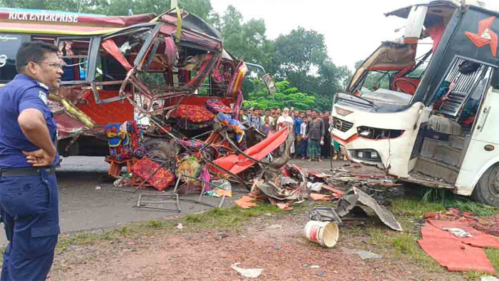 ফরিদপুরে দুই বাসের মুখোমুখি সংঘর্ষে নিহত ৩
