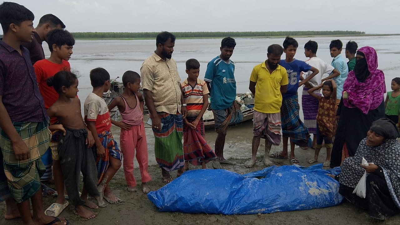 নোঙর করা ট্রলারে বাল্কহেডের ধাক্কা, নিহত ২