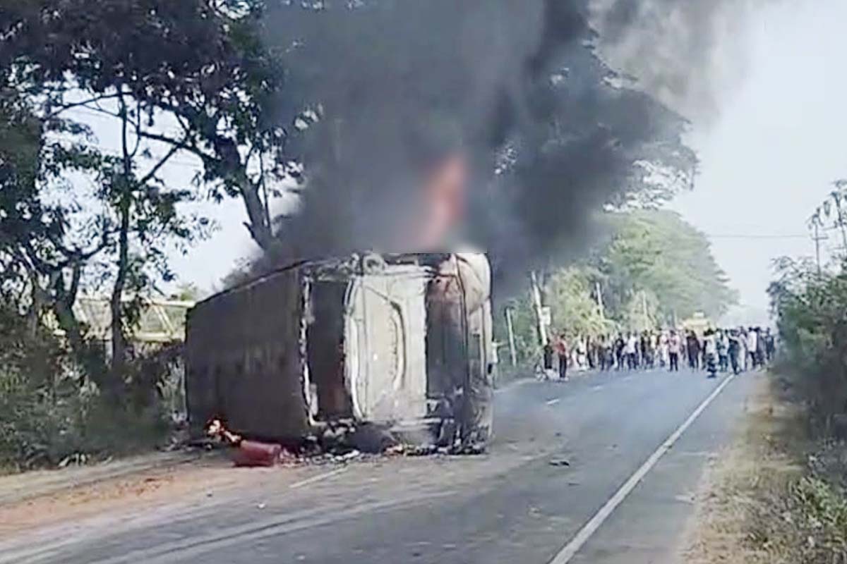 ঢাকা-চট্টগ্রাম মহাসড়কে নিয়ন্ত্রণ হারিয়ে চলন্ত বাসে আগুন, নিহত ৪