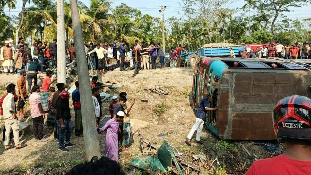 ভোলায় বাস-অটোরিকশার সংঘর্ষে নিহত ৪