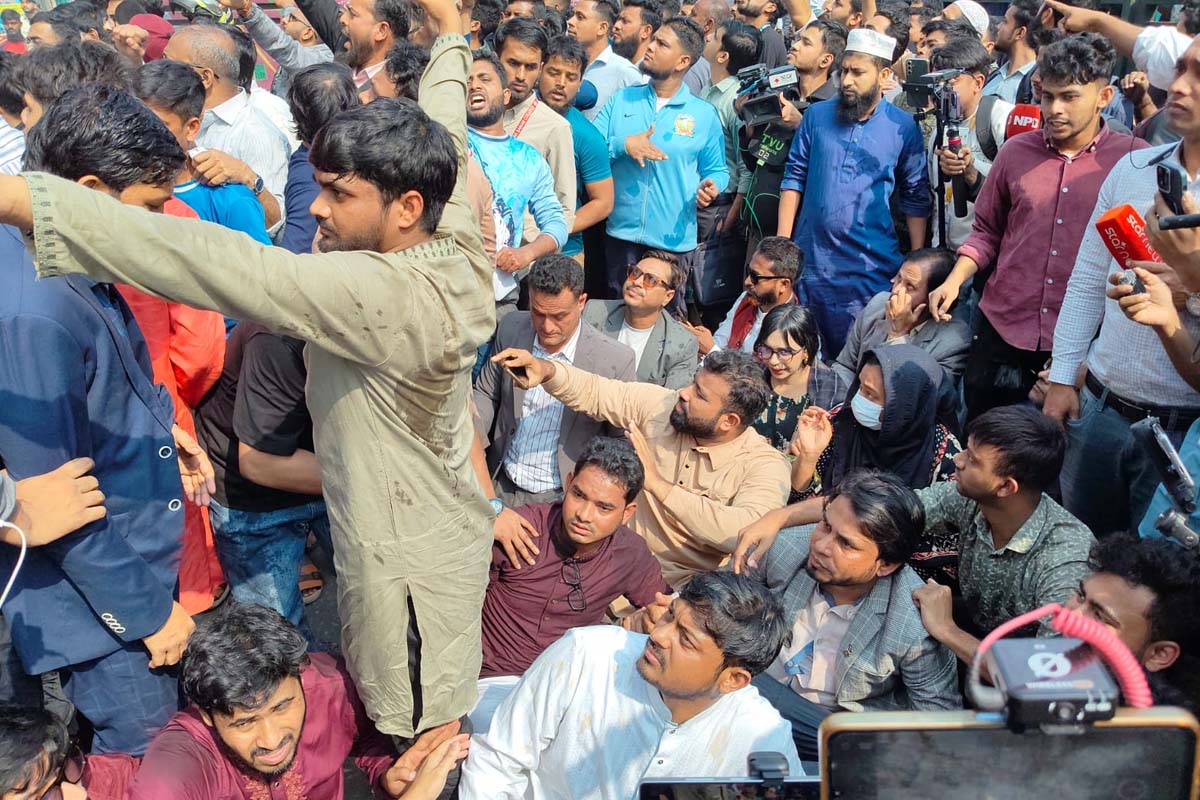 এবার নাসীরুদ্দীন পাটওয়ারীর ওপর হামলার চেষ্টা, ডিম নিক্ষেপ