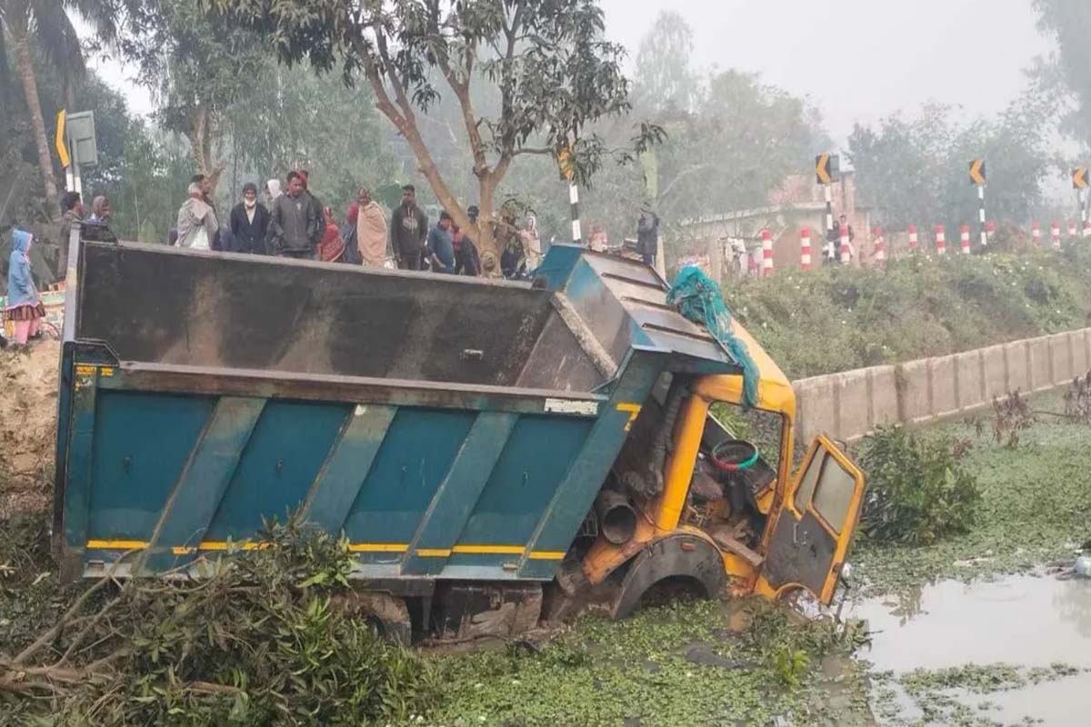 নওগাঁয় ডাম্পট্রাকের চাপায় ভ্যানের ৫ যাত্রী নিহত