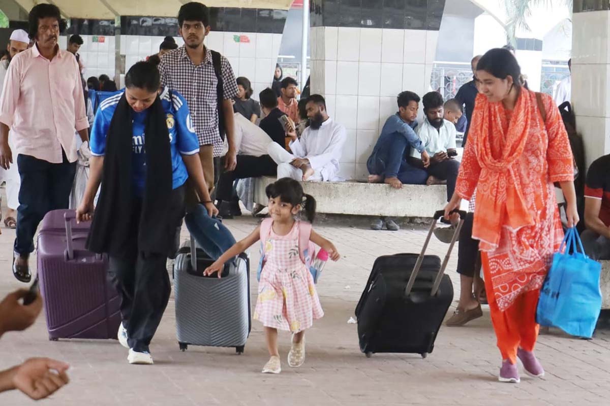 স্বস্তির ঈদযাত্রায় ‘অস্বস্তি’ বাড়তি ভাড়া