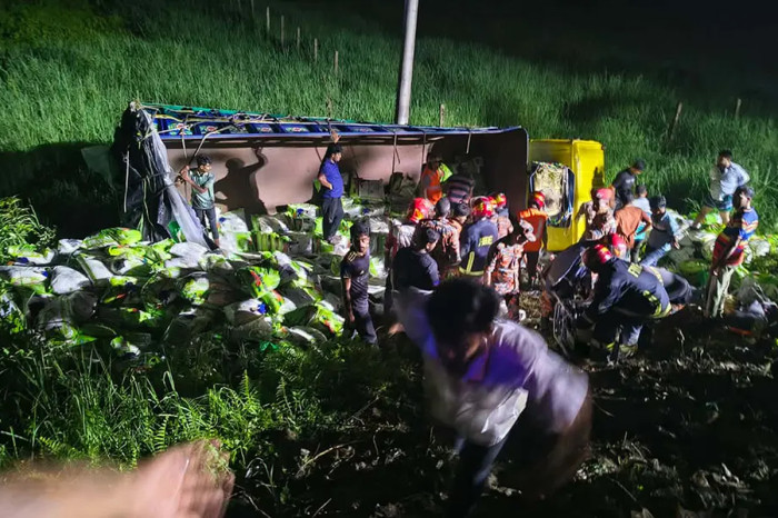 কুমিল্লায় চালবোঝাই ট্রাক উল্টে নিহত ৭