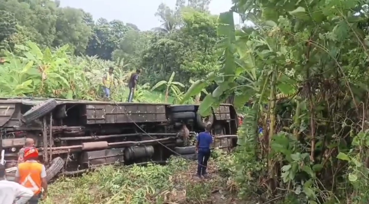 গোপালগঞ্জে যাত্রীবাহী বাস খাদে, নিহত ৩
