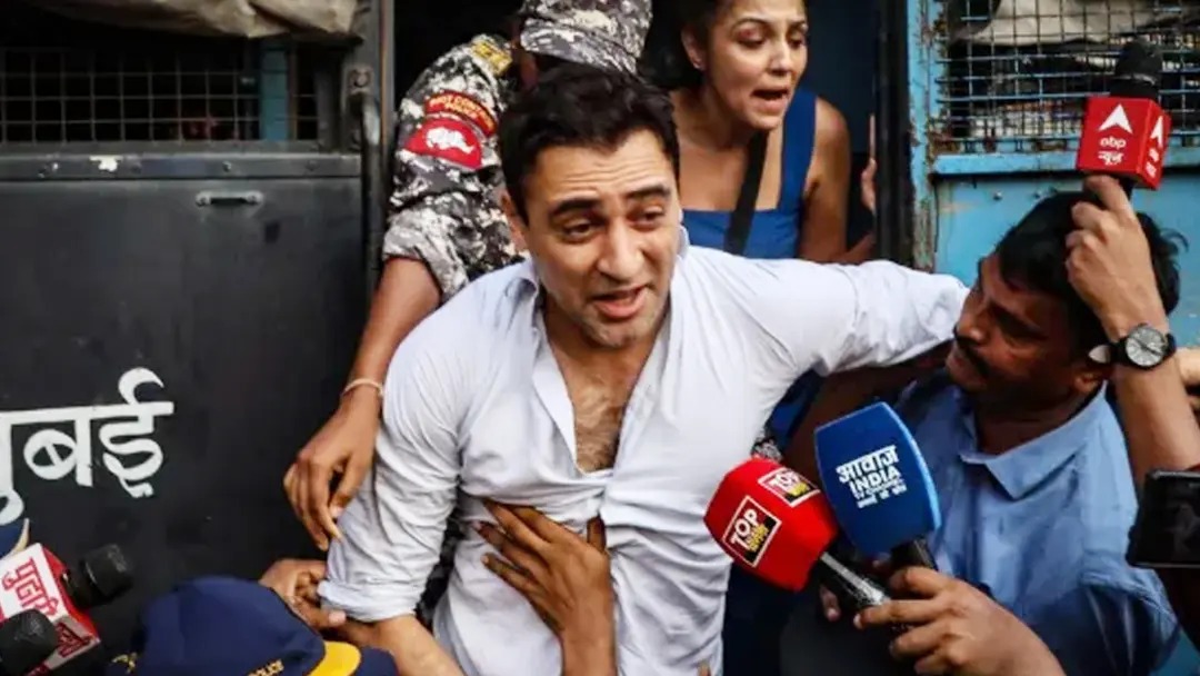 ইমরান খানের পাশে দাঁড়ালেন কিরণ রাও ও সাবা আজাদ