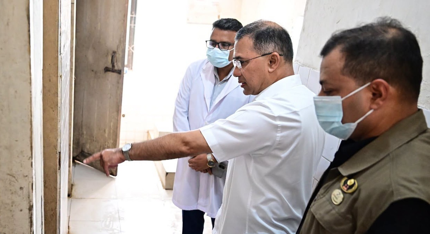 হাসপাতালে নিজের কক্ষে ধূমপান, চিকিৎসককে বরখাস্তের নির্দেশ প্রধানমন্ত্রীর