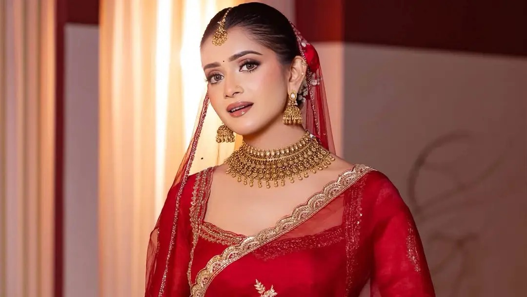 ফের শাড়ি নিয়ে বিতর্কে তানজিন তিশা